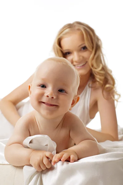 背景に笑顔の赤ちゃんと美母 — ストック写真