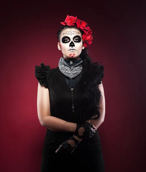 Ernstige vrouw in dag van de dode masker op rood — Stockfoto