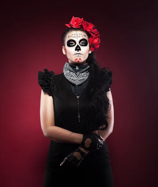 Femme sérieuse dans le jour du masque mort sur rouge Photos De Stock Libres De Droits