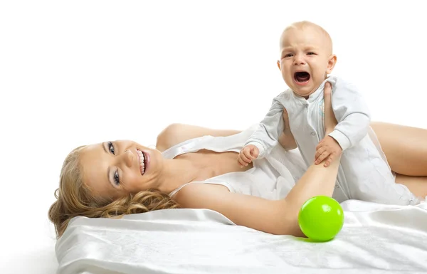 Vacker kvinna leende och liten bebis gråta — Stockfoto