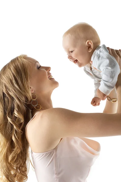 Skönhet ung mamma med leende baby på händer — Stockfoto