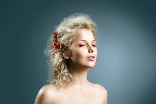 Красуня дівчина з зачіскою і осінньою квіткою — стокове фото