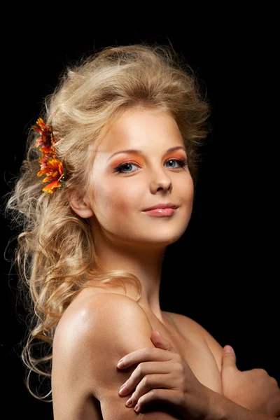Mooie blonde vrouw met bloem garland — Stockfoto