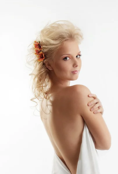Piękna naga kobieta z kwiatem we włosach blond — Zdjęcie stockowe