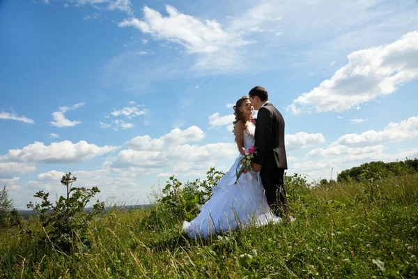 Wedding couple in sunny summer day — Stock Photo, Image