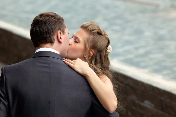 Young wedding couple kissing — Stock Photo, Image