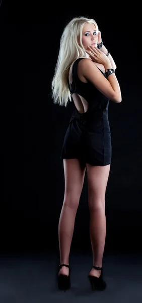 Niesamowite blond dziewczyna w czarnej tkaniny spojrzeć na kamery — Zdjęcie stockowe