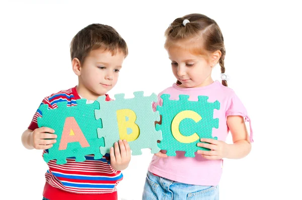Menino e menina segurando letras — Fotografia de Stock