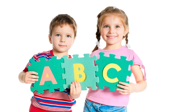 Junge und Mädchen mit Briefen — Stockfoto