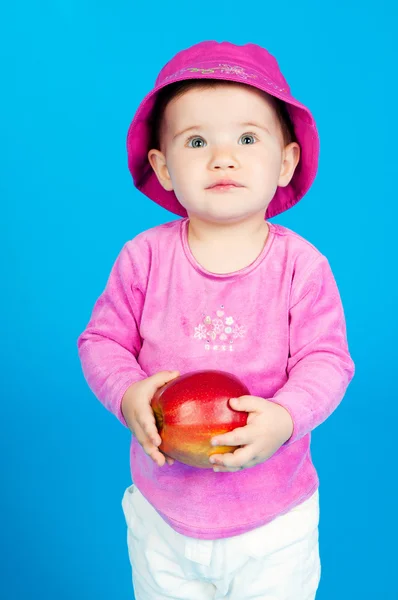 Ребёнок с яблоком — стоковое фото