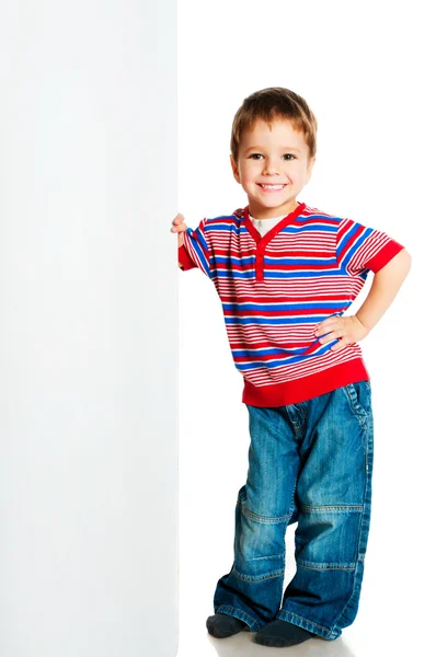 Мальчик рядом с белым пустым — стоковое фото