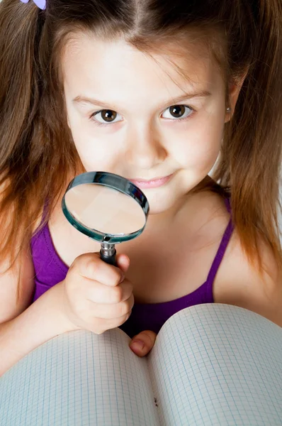Bambina con una lente d'ingrandimento — Foto Stock