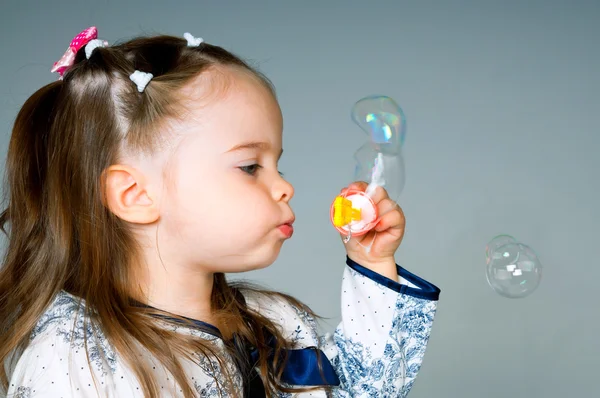 Holčička s bublinkami — Stock fotografie