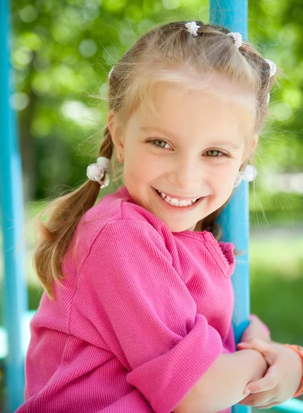 Dziewczynka się uśmiecha — Zdjęcie stockowe