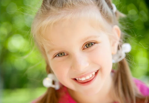 微笑的小女孩 — 图库照片