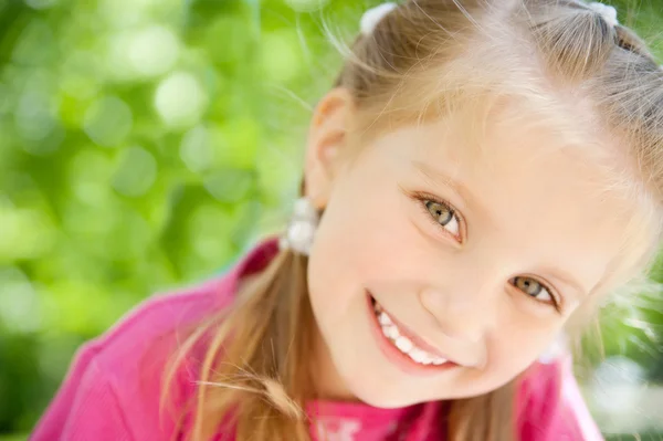 Kleines Mädchen lächelt — Stockfoto