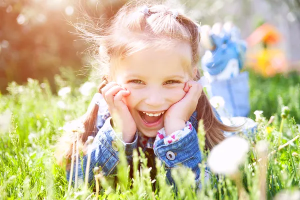 Маленькая девочка улыбается — стоковое фото