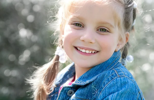 Kleines Mädchen lächelt — Stockfoto