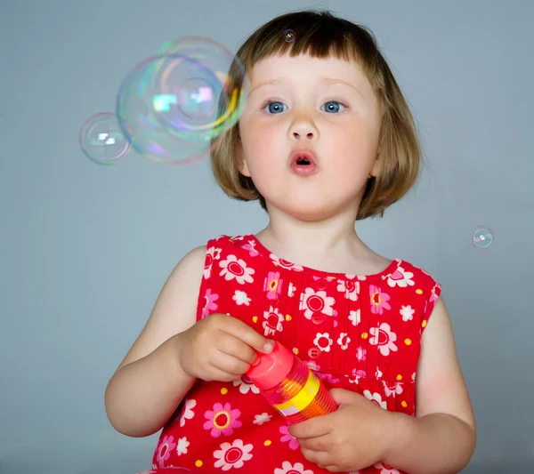 Niña con burbujas — Foto de Stock