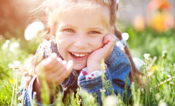 Маленька дівчинка, посміхаючись — стокове фото