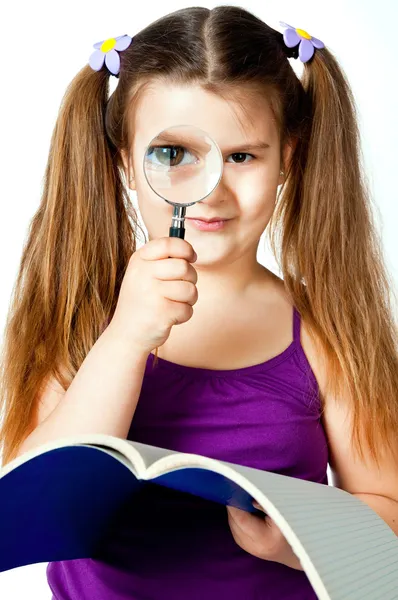 Klein meisje met een vergrootglas — Stockfoto