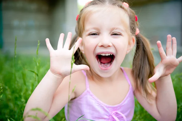 Маленька дівчинка, посміхаючись — стокове фото