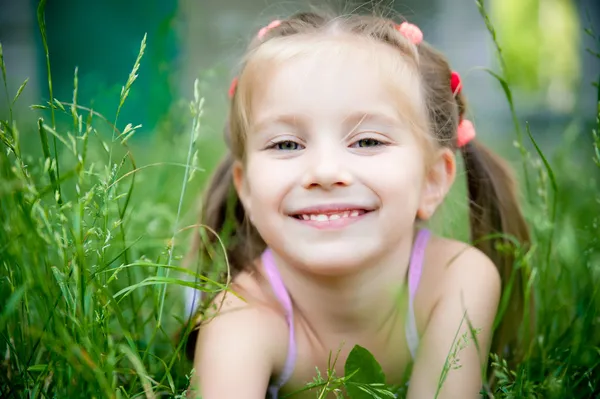 Klein meisje glimlachen — Stockfoto