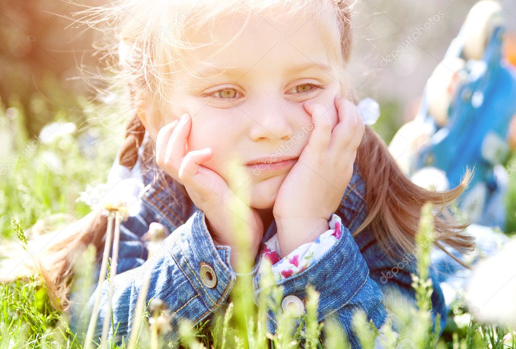 Niña sonriendo — Foto de stock #5954700 © GekaSkr