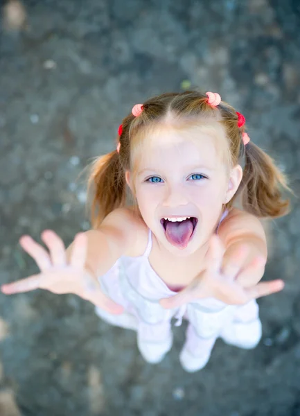 Маленькая девочка улыбается — стоковое фото