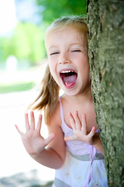 Küçük kız gülümseyerek — Stok fotoğraf