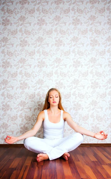 Mujer joven sentada postura de yoga — Foto de Stock