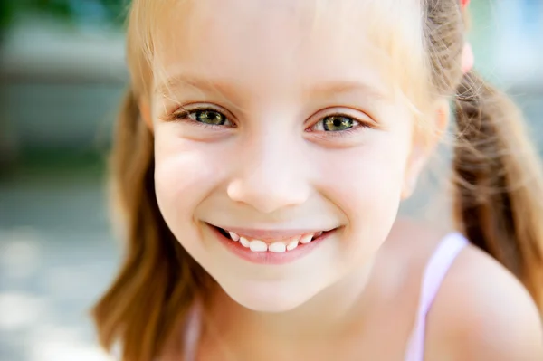 Dziewczynka się uśmiecha — Zdjęcie stockowe