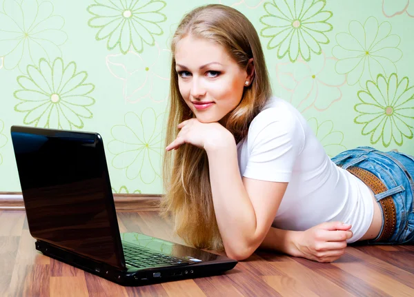 Young woman working with laptop — Stock Photo, Image