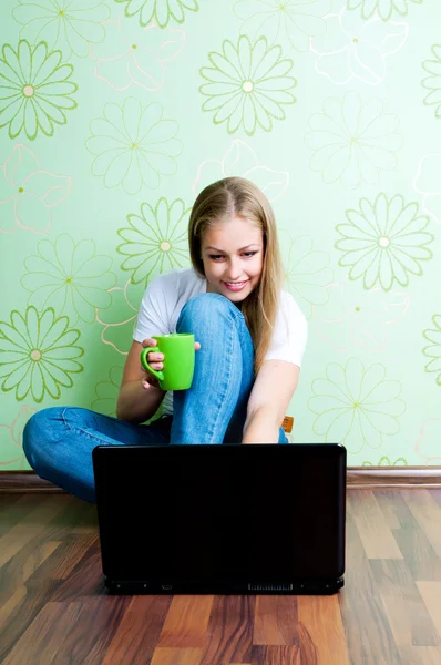 Wanita muda yang bekerja dengan laptop — Stok Foto
