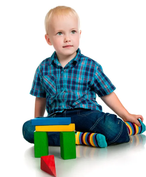 Kleiner Junge beim Spielen — Stockfoto