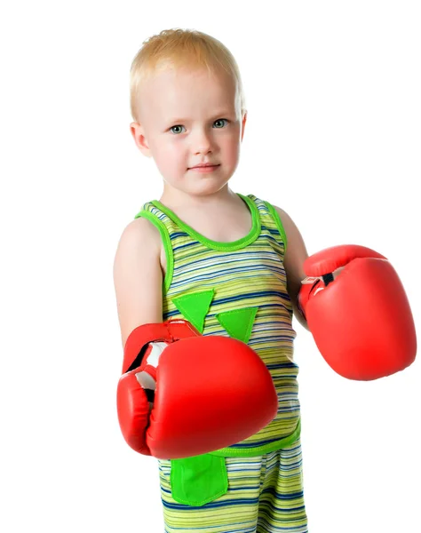 Liten pojke i röda boxningshandskar — Stockfoto