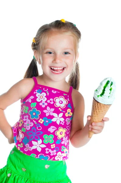 Tatlı küçük kız dondurma yiyor. — Stok fotoğraf