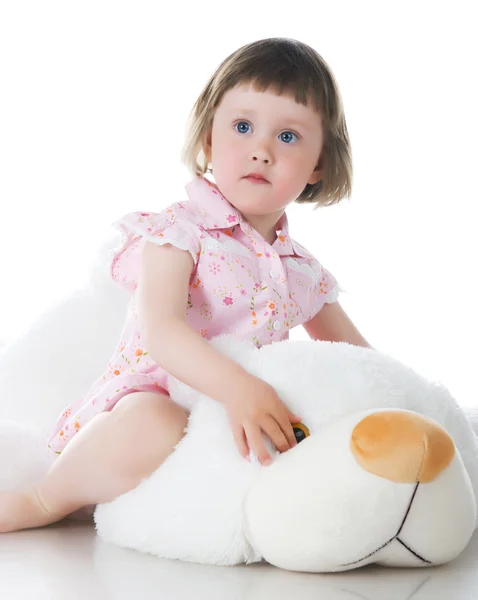 Маленька дівчинка сидить на ведмеді — стокове фото