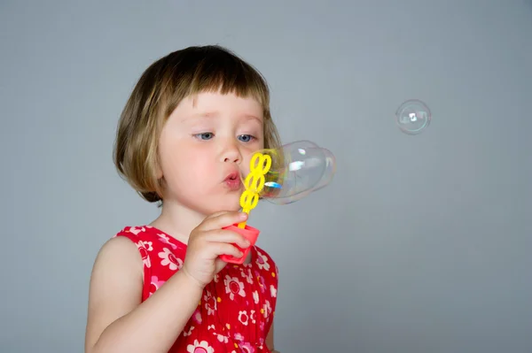 Kleines Mädchen mit Blasen — Stockfoto