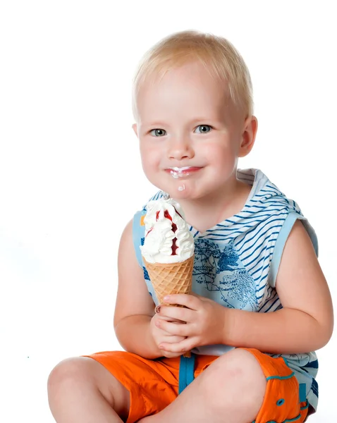 Kleine jongen die ijs eet Stockfoto