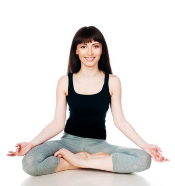 Yoga duruş oturan genç kadın