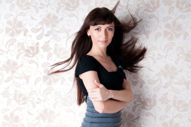 Kollarını kavuşturmuş kendine güvenen bir kadın.