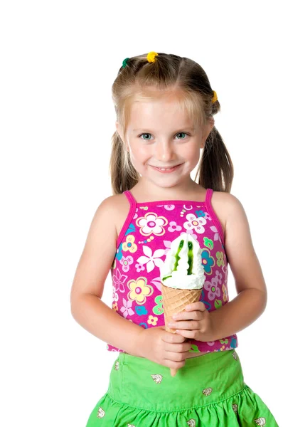 Милая маленькая девочка ест мороженое — стоковое фото