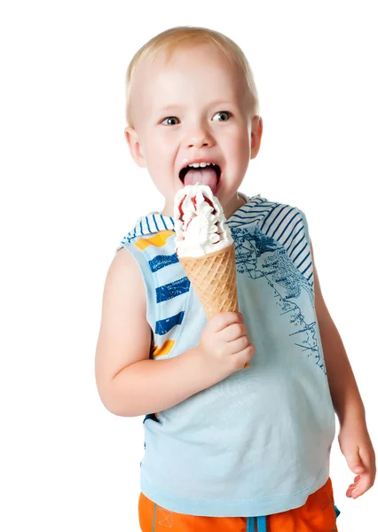 Pequeño niño comiendo helado — Foto de Stock
