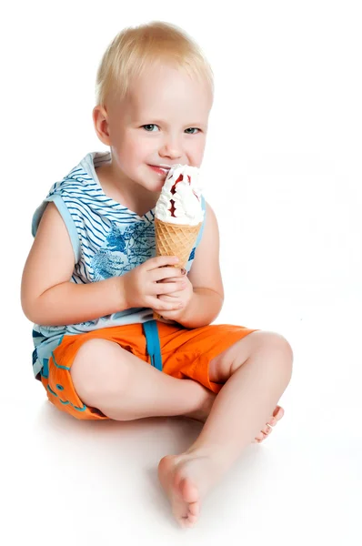 Malý chlapec jí zmrzlinu — Stock fotografie