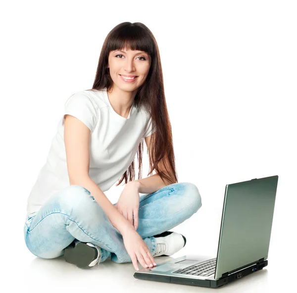 Jovem mulher trabalhando com laptop — Fotografia de Stock