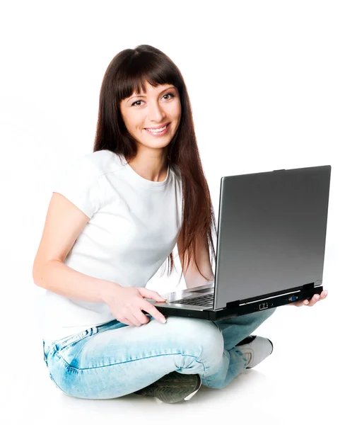 Młoda kobieta pracująca z laptopem — Zdjęcie stockowe