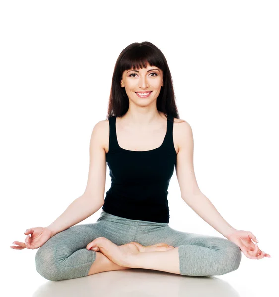 Ung kvinna sitter yoga posture — Stockfoto