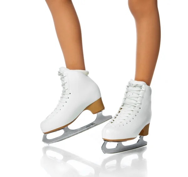 Meisjes benen schaatsen op het ijs — Stockfoto