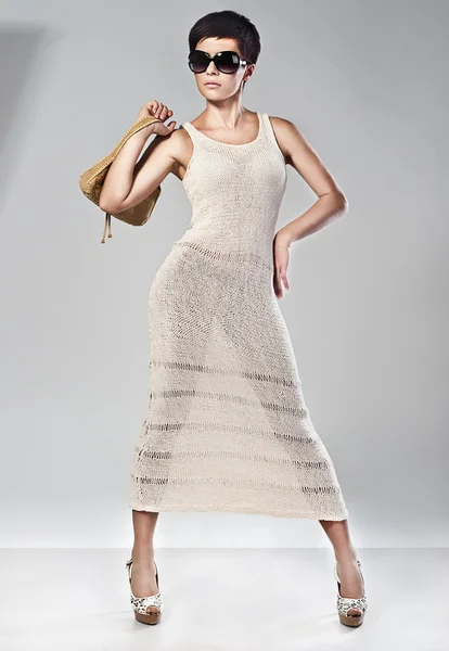 Mode flicka i en vacker klänning — Stockfoto